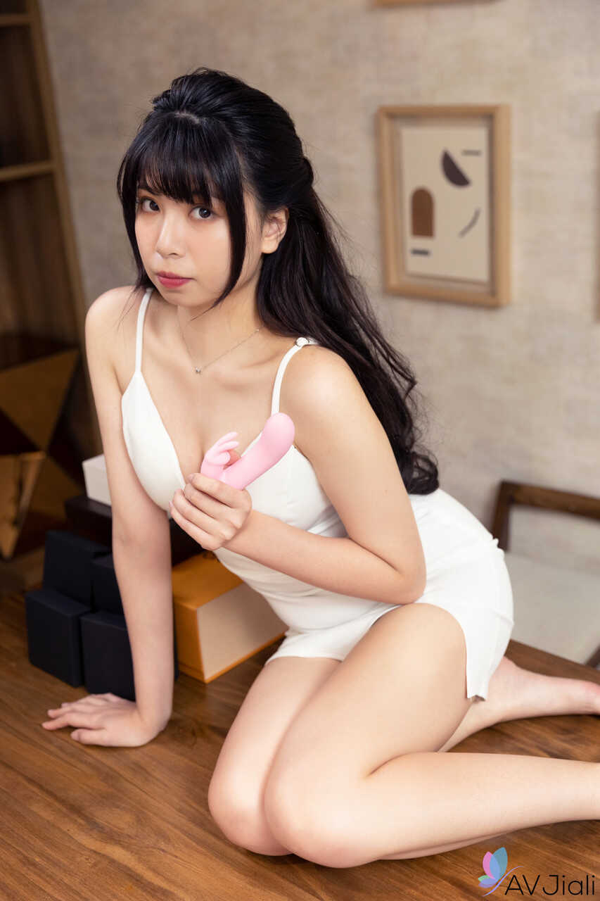 Pretty Chinese salesgirl Ranako wears a sexy dress and gets seduced by a customer Asian Fuck - Ranako