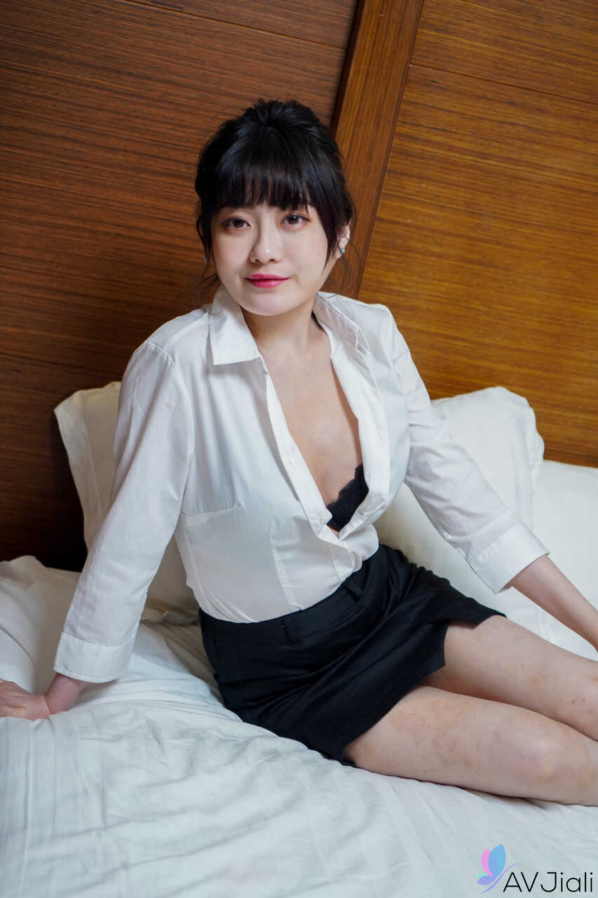 Horny Chinese bride Huang Yina screams as she's fucked hard on her wedding night by her new husband, Asian teen stud ...