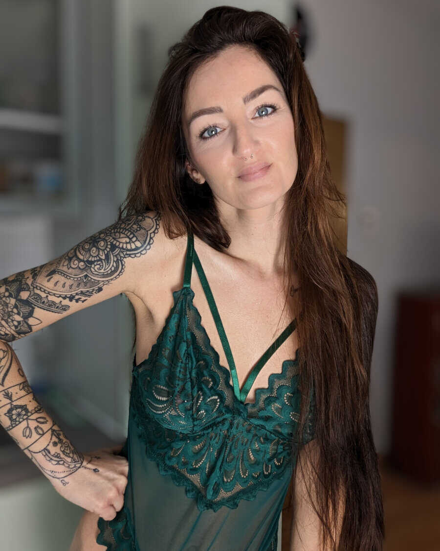 Luscious Lara Lauren The Green Goddess with a Sweet Eyes and Sexy Feet - 