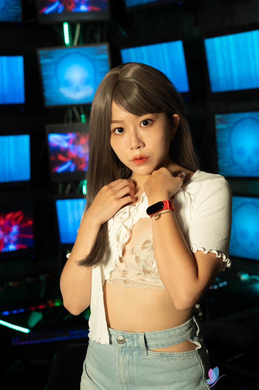 Chinese Beauty Jiu Jiu Cums after a Sensual Massage with her Thai Friends - Jiu Jiu