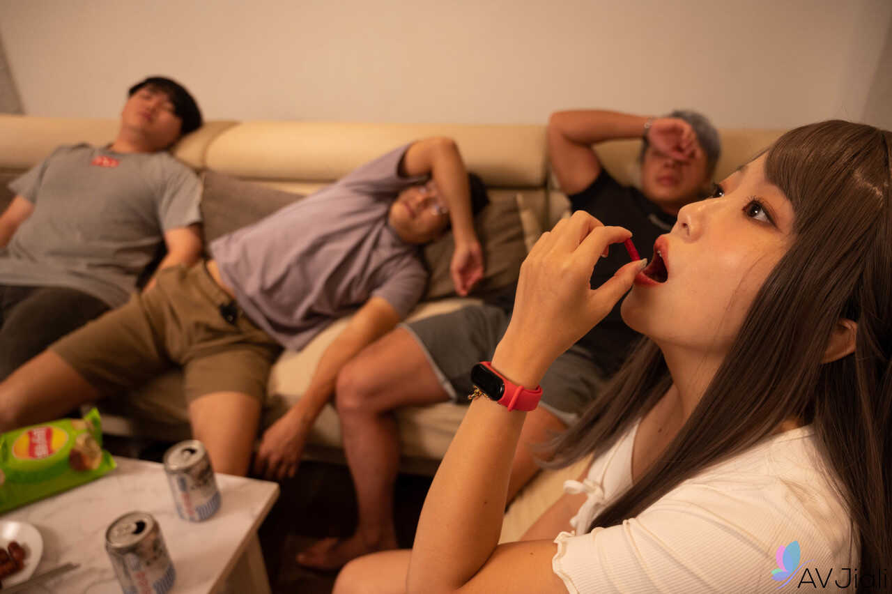 Chinese Beauty Jiu Jiu Cums after a Sensual Massage with her Thai Friends - Jiu Jiu