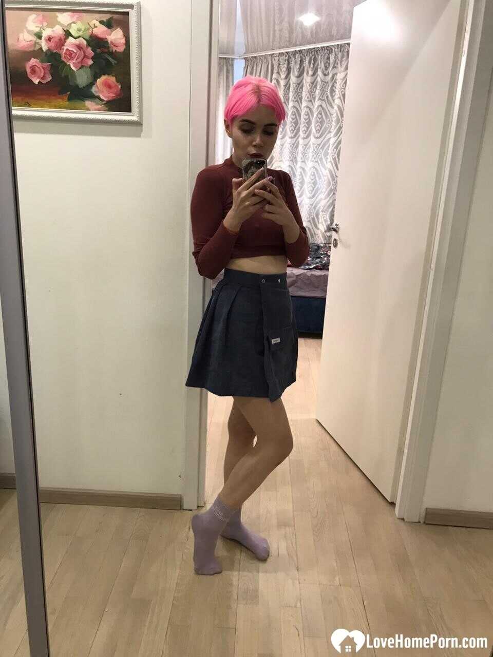 Pink-haired amateur flaunting her big booty and juicy tits in a solo   Bootylicious babe with pink hair shows off her mass...