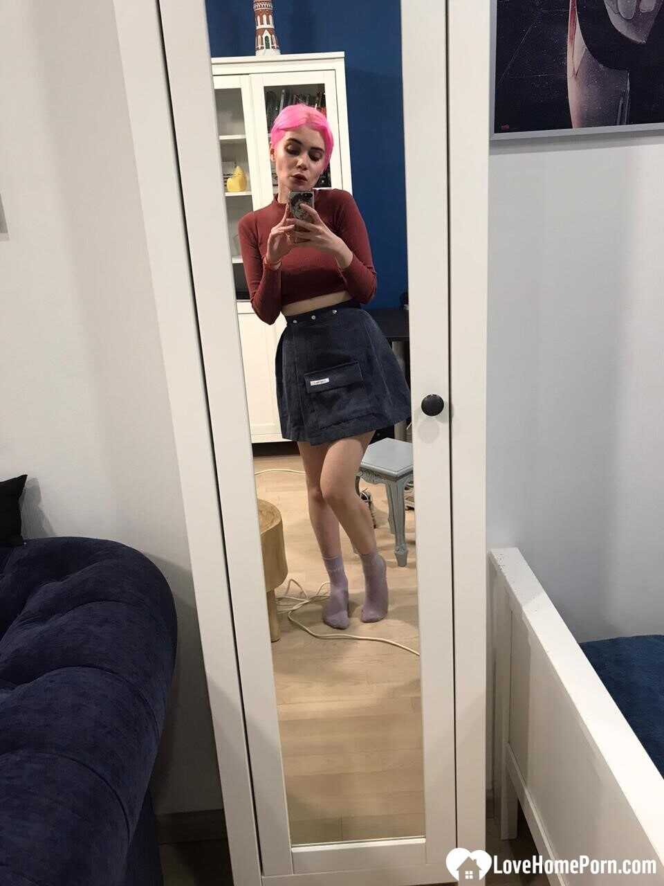 Pink-haired amateur flaunting her big booty and juicy tits in a solo   Bootylicious babe with pink hair shows off her mass...
