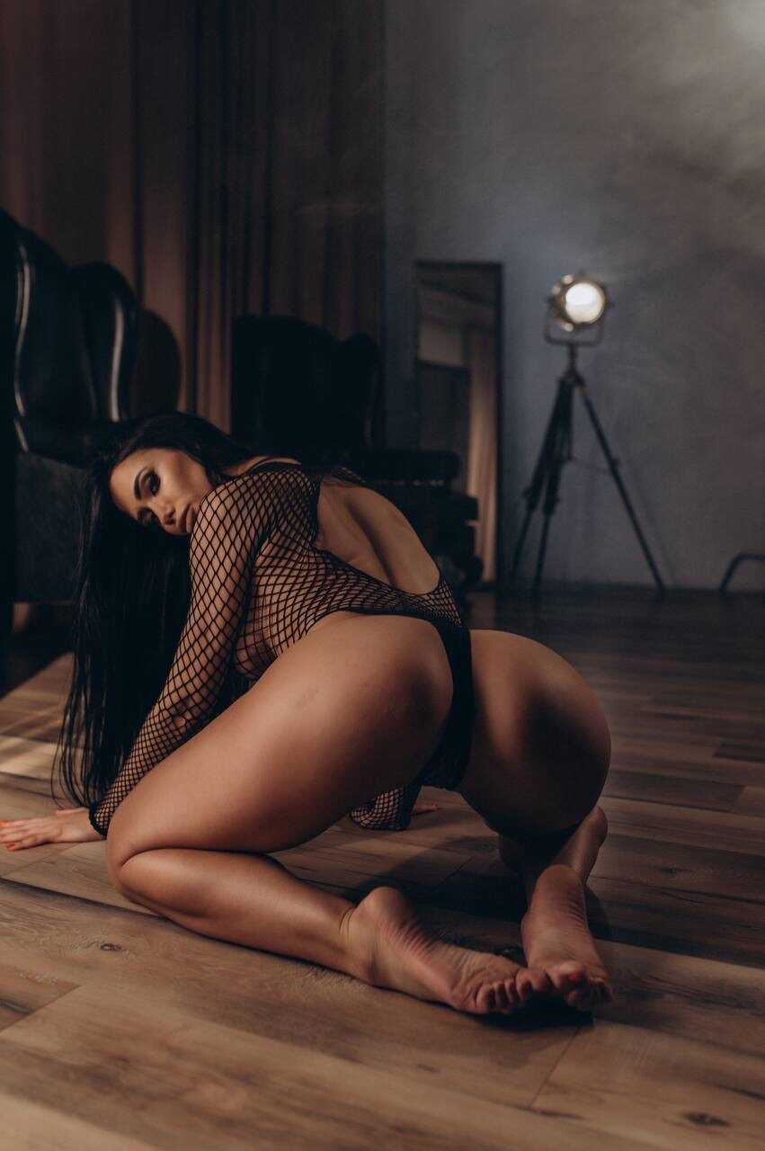 Curvy OnlyFans model Gymnast Alina bends over to show off her round booty and perky breasts! - 
