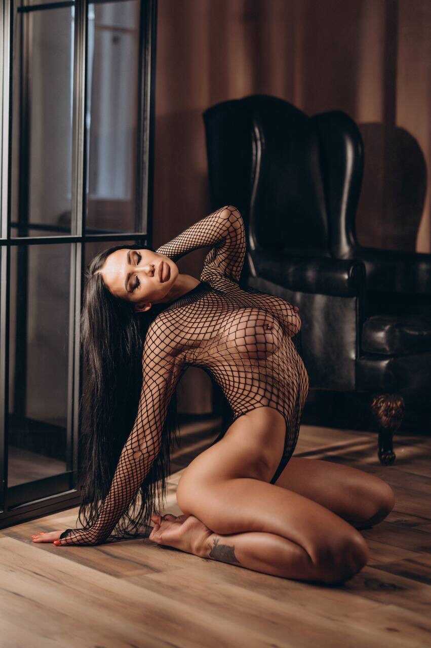 Curvy OnlyFans model Gymnast Alina bends over to show off her round booty and perky breasts! - 