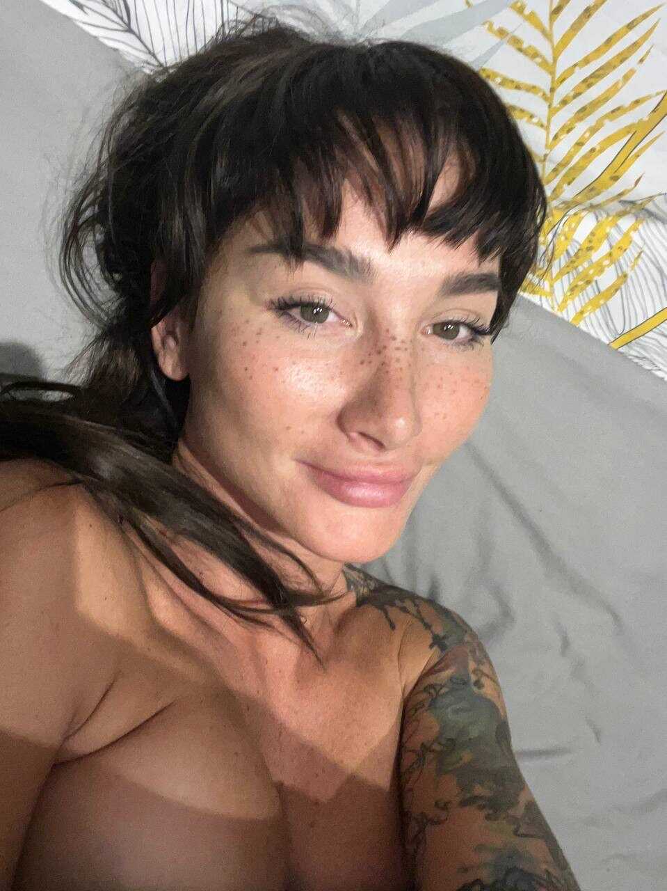 Angelic Selfies: The OnlyFan's Amateur Beauty Taking Sexy Self-Portraits - 