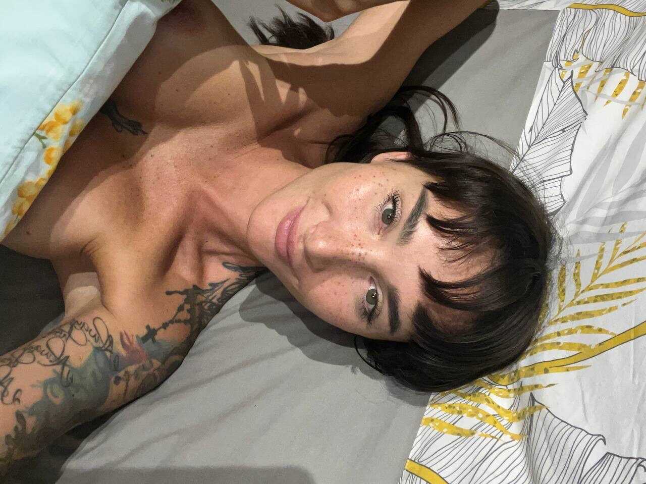 Angelic Selfies: The OnlyFan's Amateur Beauty Taking Sexy Self-Portraits - 