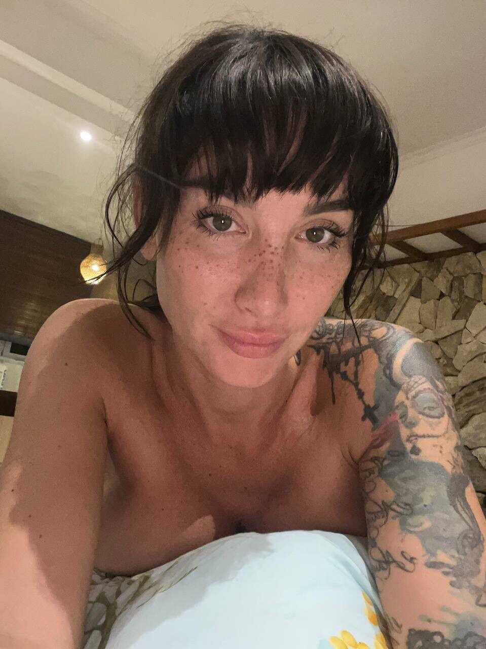 Angelic Selfies: The OnlyFan's Amateur Beauty Taking Sexy Self-Portraits - 