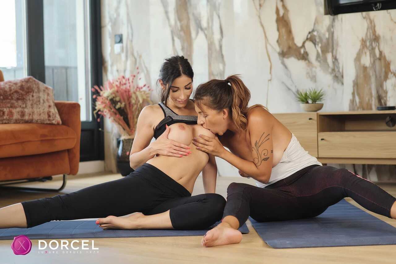 Juicy Lesbians Clea Gaultier & Carollina Cherry Finger Each Other's Twats on a Yoga Mat - Clea Gaultier, Carollin...