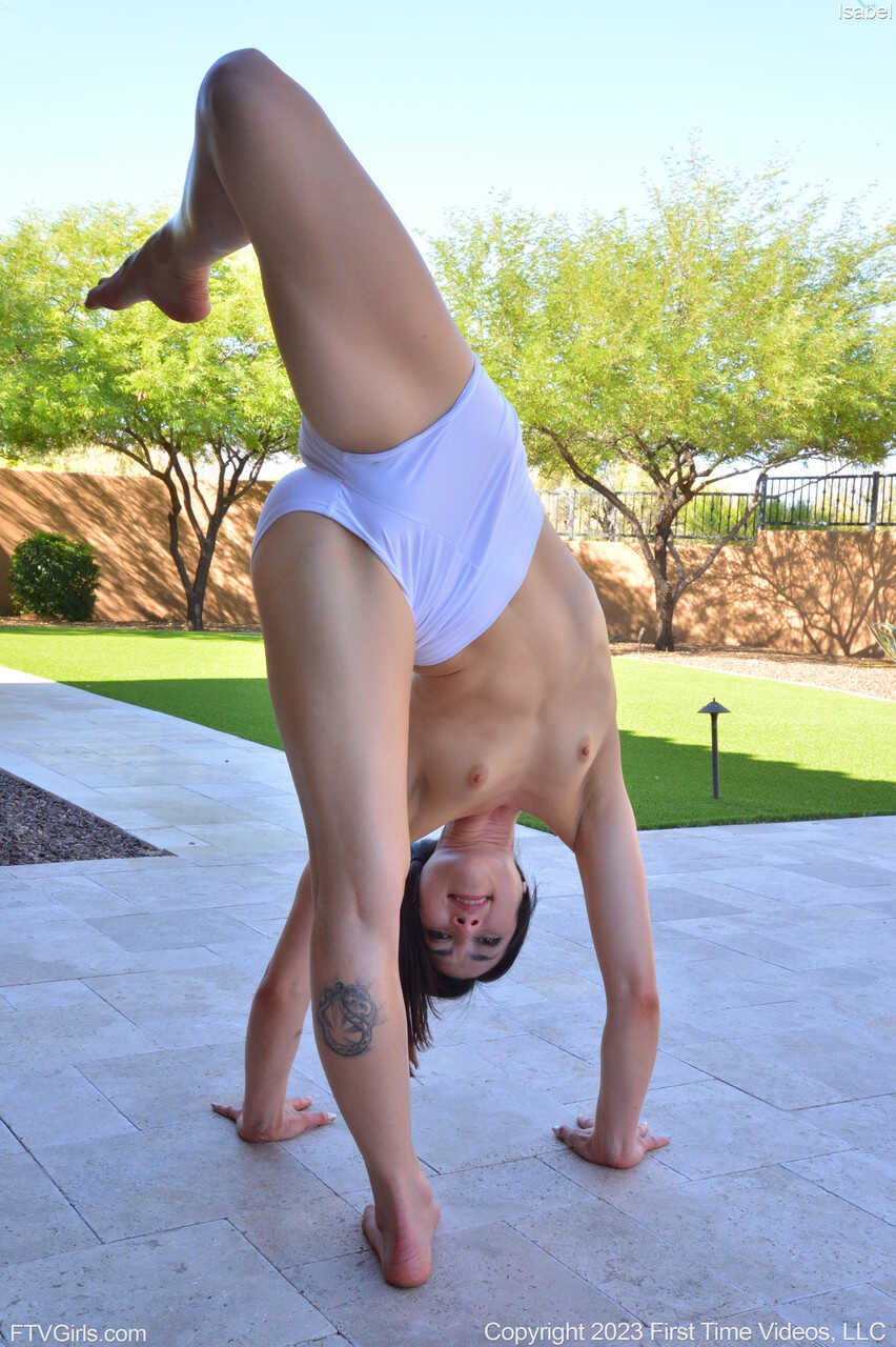Isabel's Flexible Amateur Nude Pose for Small Tits Lovers - Isabel
