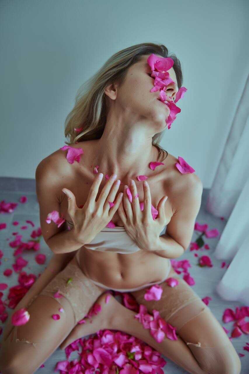 Busty Beauty Gina Gerson Covers Herself in Rose Petals for a Private OnlyFans Show - 