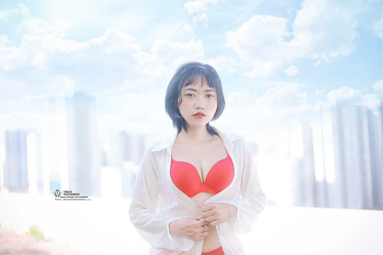 Hellen Truong's Public Lingerie Showcase: A Brunette Vietnamese Babe's Red Hot Display - 