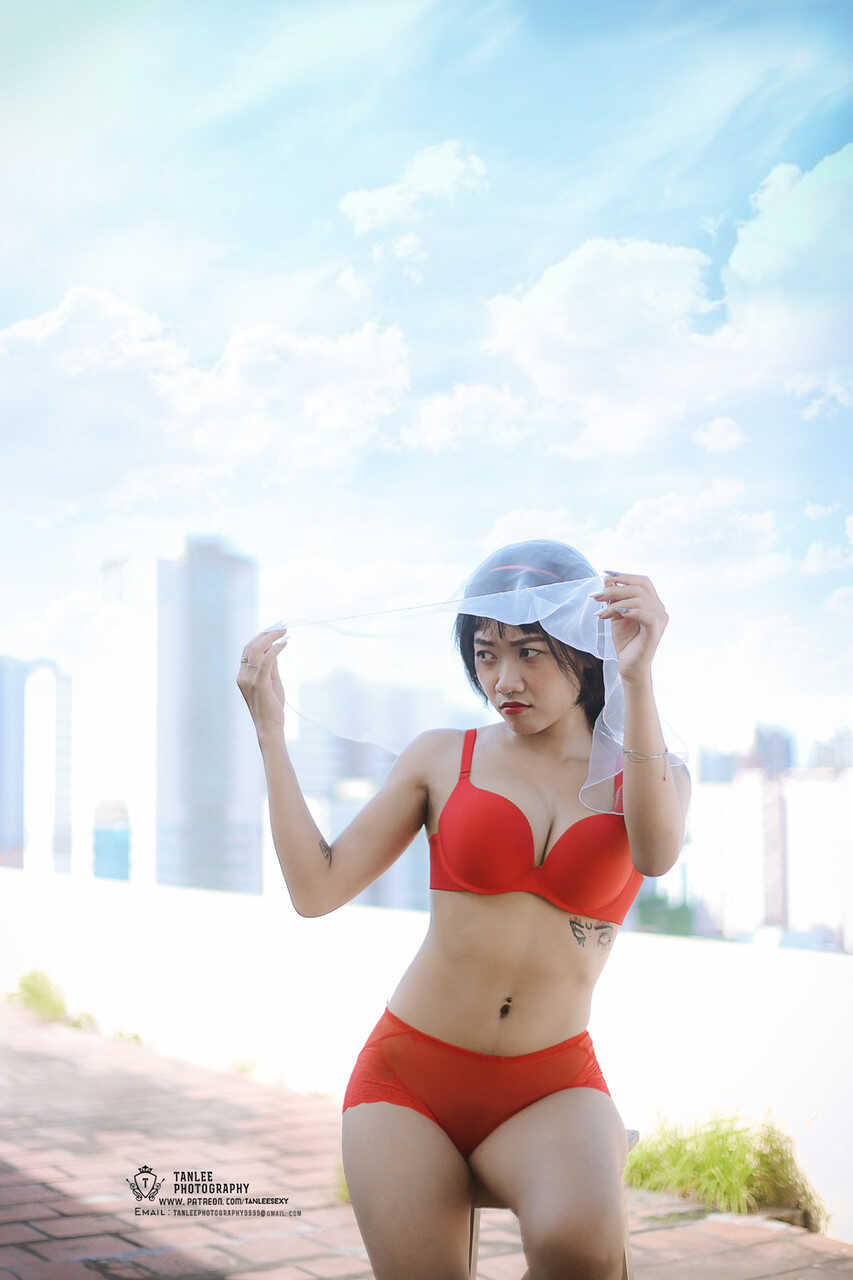Hellen Truong's Public Lingerie Showcase: A Brunette Vietnamese Babe's Red Hot Display - 
