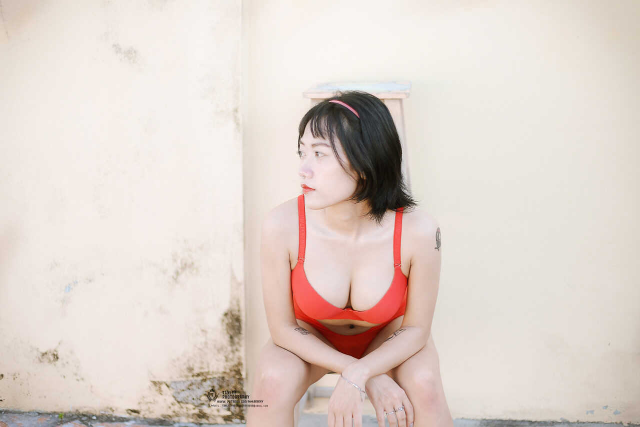 Hellen Truong's Public Lingerie Showcase: A Brunette Vietnamese Babe's Red Hot Display - 