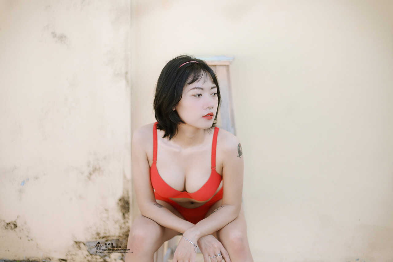 Hellen Truong's Public Lingerie Showcase: A Brunette Vietnamese Babe's Red Hot Display - 