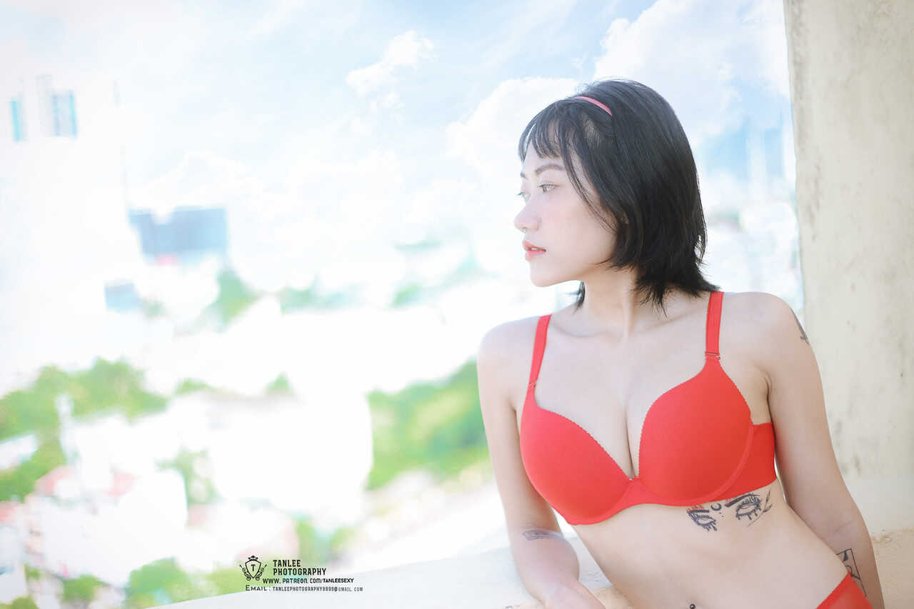 Hellen Truong's Public Lingerie Showcase: A Brunette Vietnamese Babe's Red Hot Display - 