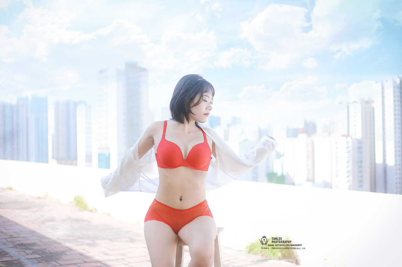 Hellen Truong's Public Lingerie Showcase: A Brunette Vietnamese Babe's Red Hot Display - 