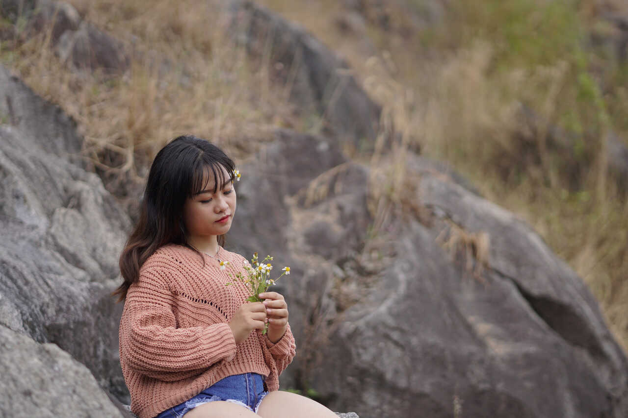 Exotic Asian beauty struts in teeny denim shorts and comfy sweater, steaming up the streets! - 