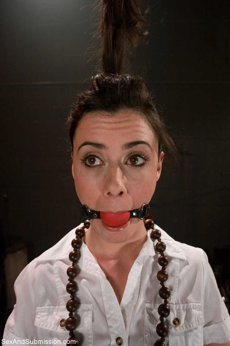 Bondage Blowjobs with the Sexy Submissive Brunette: Derrick Pierce and Mina Leigh's Dominant-Submissive Playtime - De...