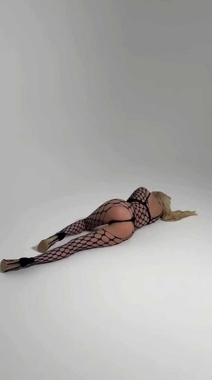 Blonde Bombshell Bounces Her Booty For The Cameras - 