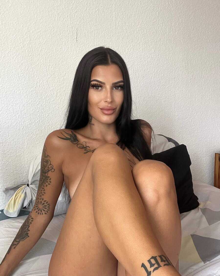 Bitten Beauty Seductive Amateur Babe with Sexy Lips Displaying Her Tattooed Curves - 