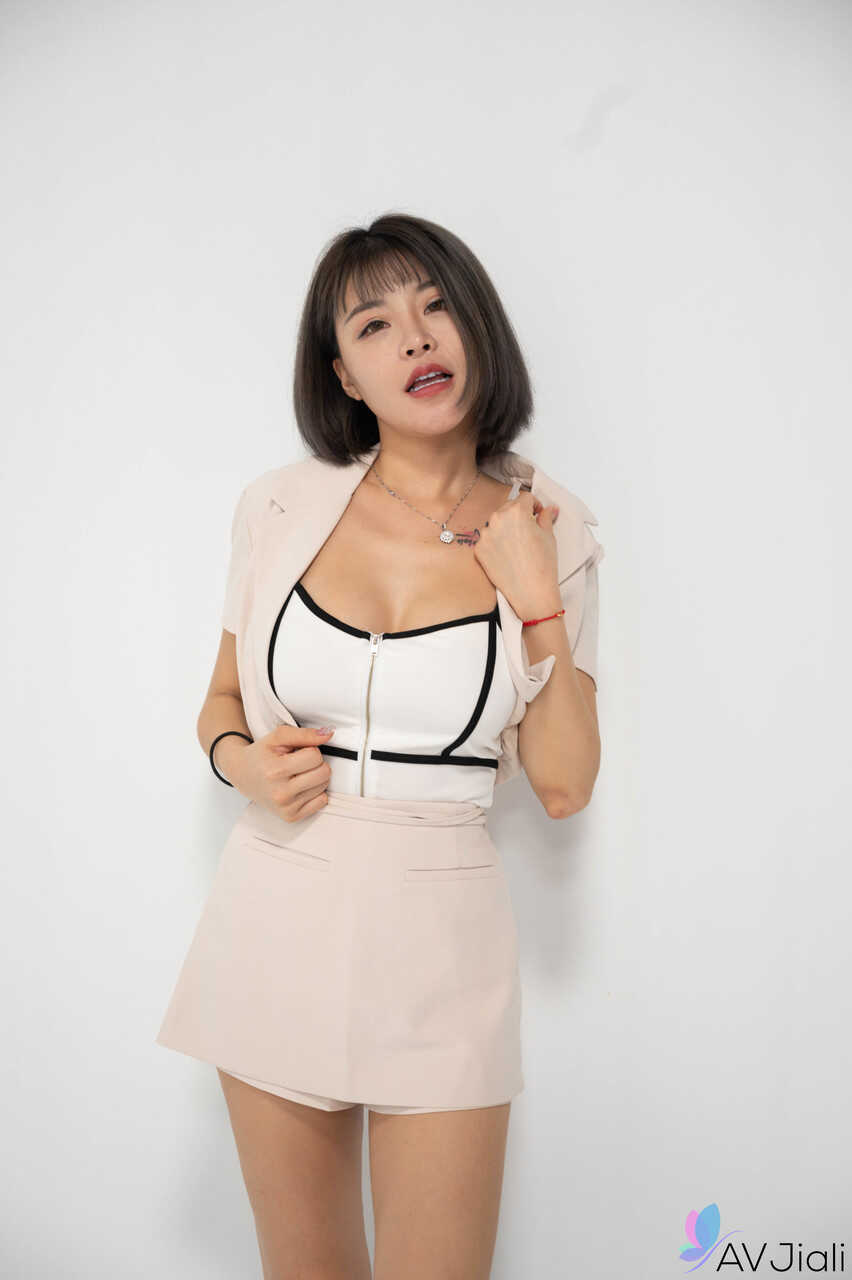 Asian Shaven Pussy Showdown: Li Er Gets Stripped and Fucked on Live TV - Li Er