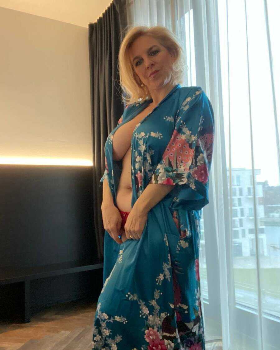 Lovely MILF Busty Short Hair Amateurs Display Their Asses - 