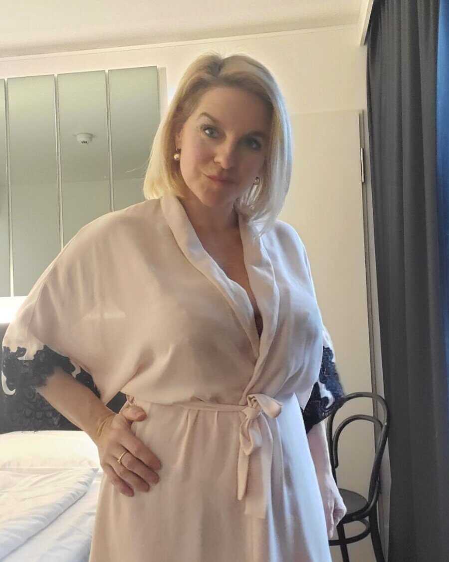 Titties and Tease: Gorgeous Amateur Babe Strips Down to Her Natural Curves - 