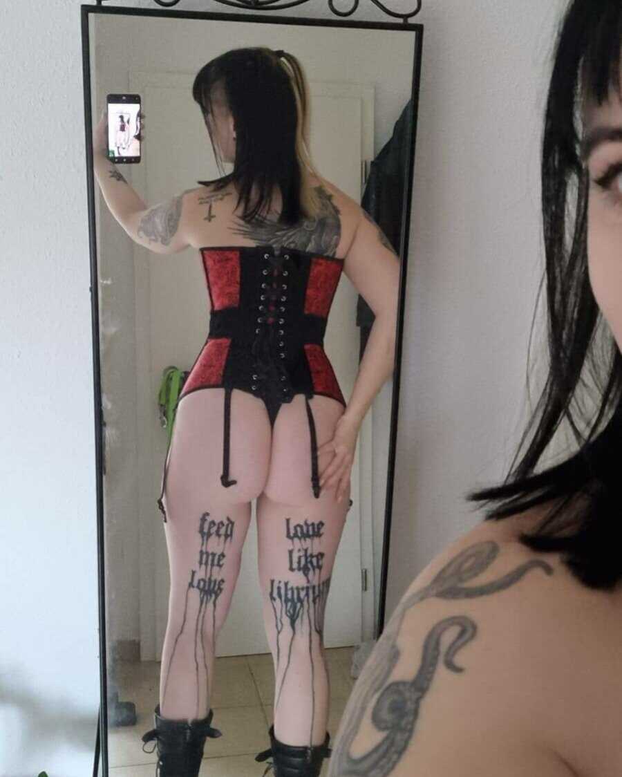 Kirajameson's Sexy Goth Corset Show A Tattooed Teen's Panty-Dropping Photoshoot