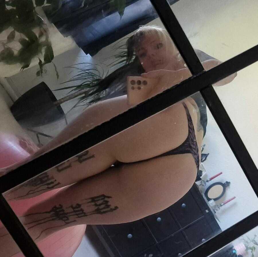 Curvy Inked Solo: Lonely Kirajameson Shows Off Her Body In A Bent-Over Mirror Selfie