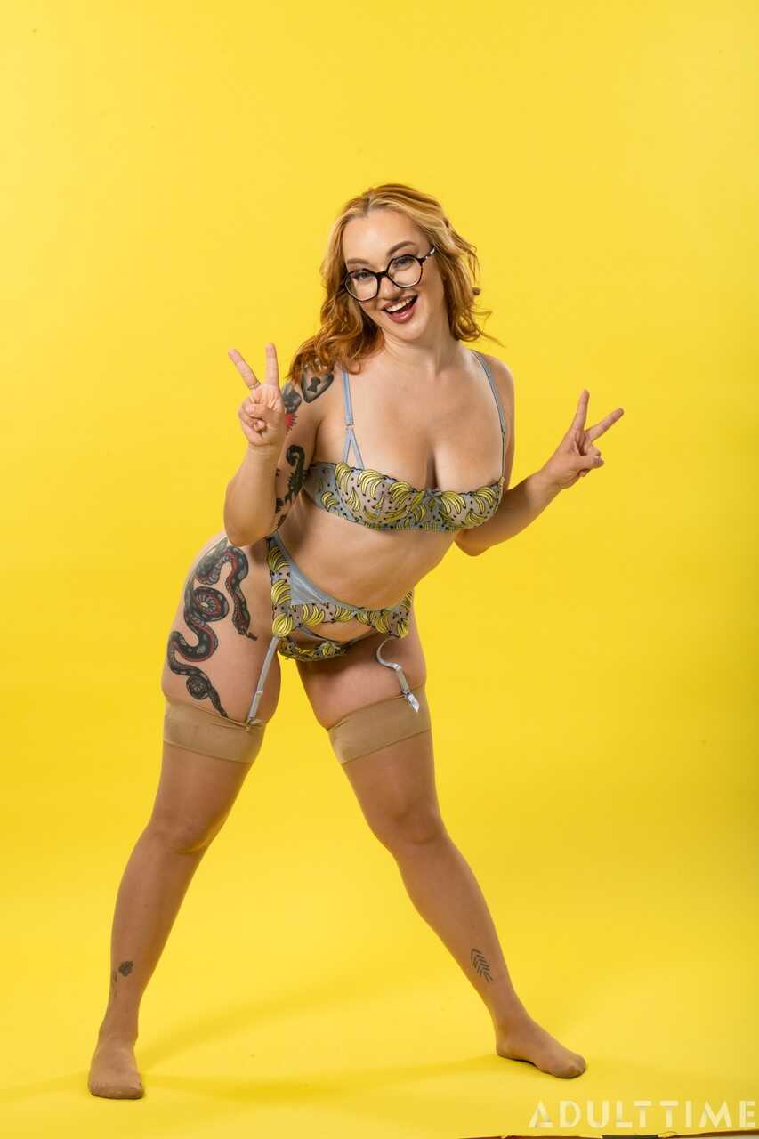 Chubby redhead Emma Magnolia gets double dicked after showing off her big booty and thick thighs - Robby Apples, Emma Magn...