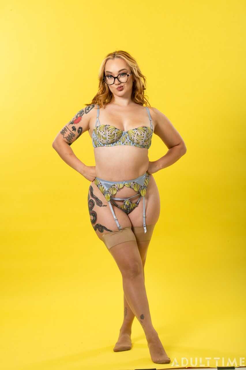 Chubby redhead Emma Magnolia gets double dicked after showing off her big booty and thick thighs - Robby Apples, Emma Magn...