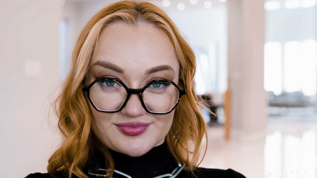 Chubby redhead Emma Magnolia gets double dicked after showing off her big booty and thick thighs - Robby Apples, Emma Magn...