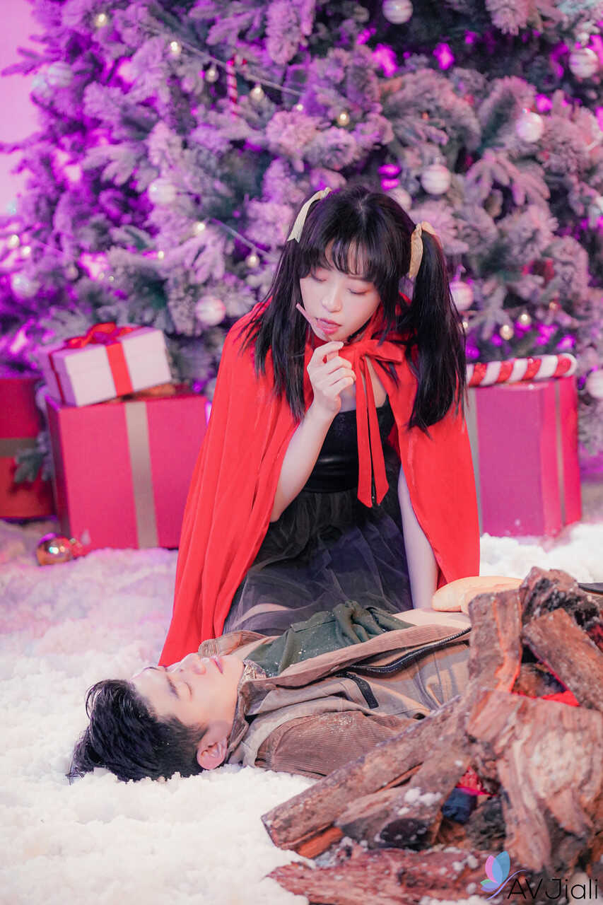Sexy Asian Yuli in Lace Underwear and High Heels Gets Naughty With Her Boyfriend on Christmas Morning - Yuli