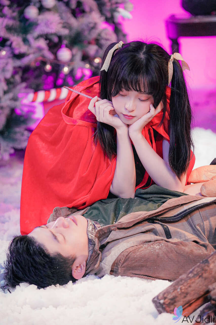 Sexy Asian Yuli in Lace Underwear and High Heels Gets Naughty With Her Boyfriend on Christmas Morning - Yuli