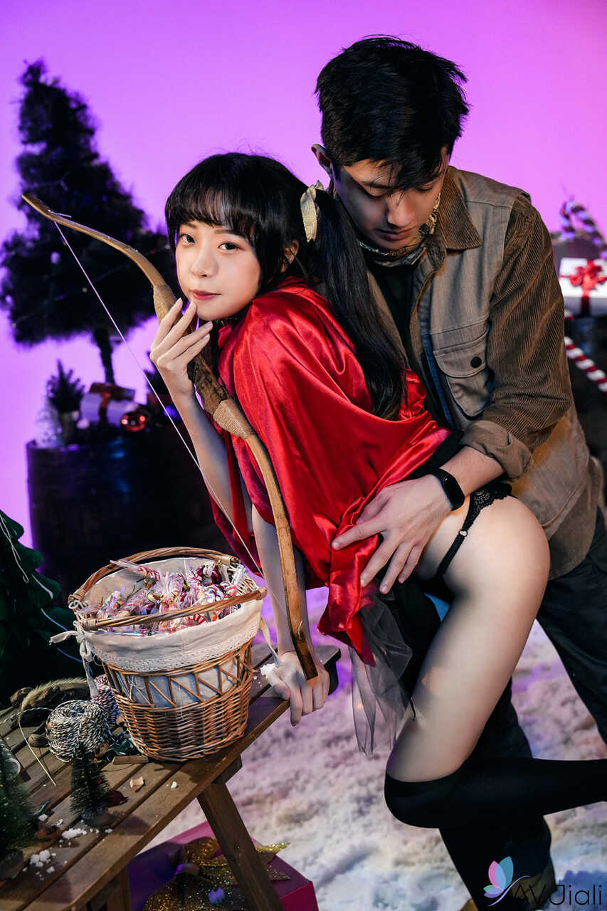 Sexy Asian Yuli in Lace Underwear and High Heels Gets Naughty With Her Boyfriend on Christmas Morning - Yuli