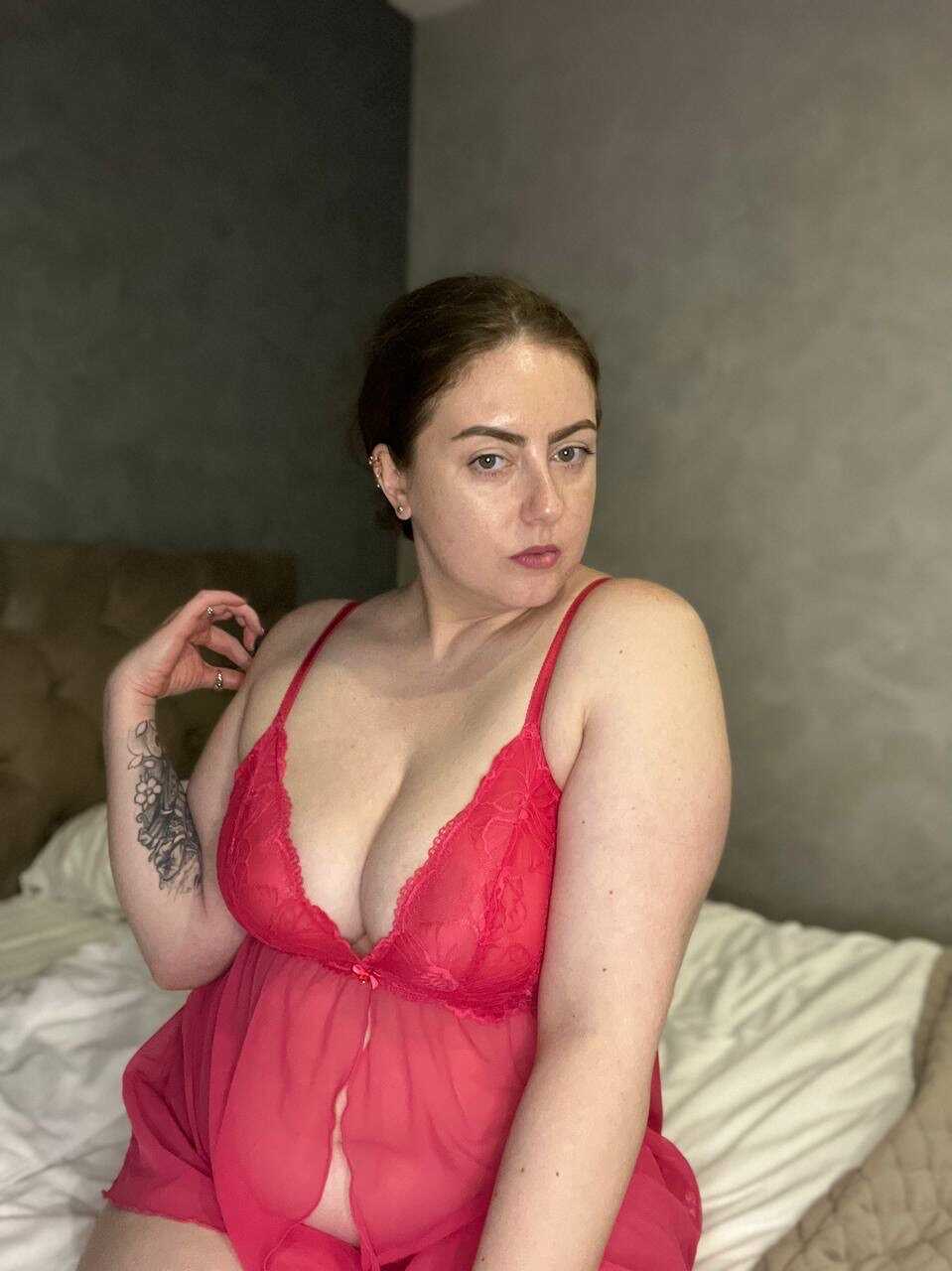 Curvy Cutie Kristi KKK Shows Off Her Fat Ass and Big Tits in Lingerie - 