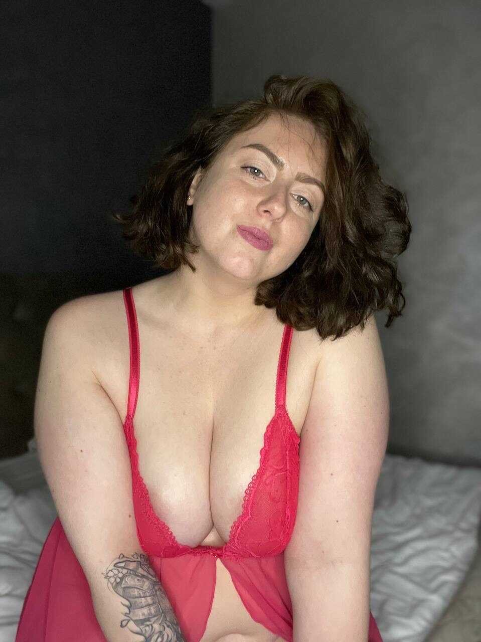 Curvy Cutie Kristi KKK Shows Off Her Fat Ass and Big Tits in Lingerie - 