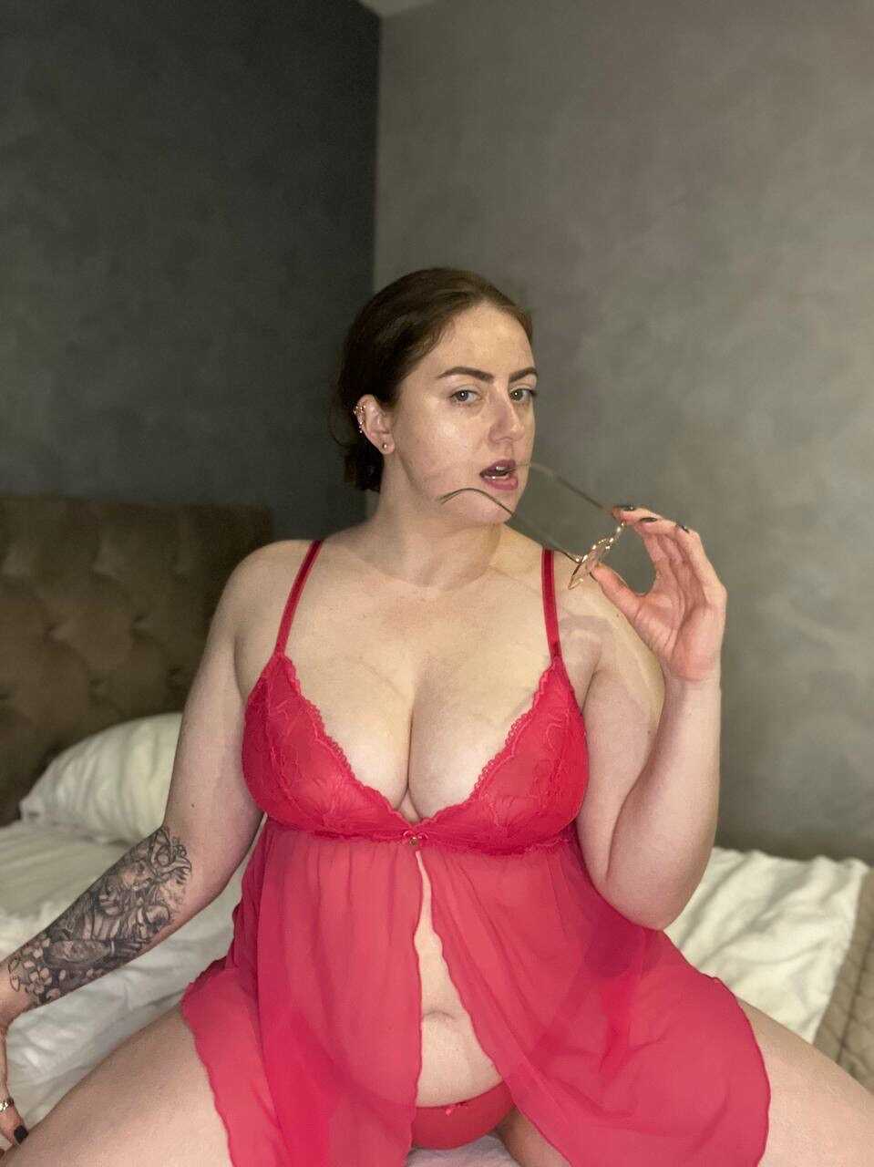 Curvy Cutie Kristi KKK Shows Off Her Fat Ass and Big Tits in Lingerie