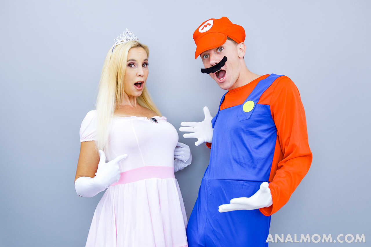 Super Mario Cums Inside Sophia West's Big Ass as She Gets Creampied by Her Dirty Mom - Sophia West, Rion King