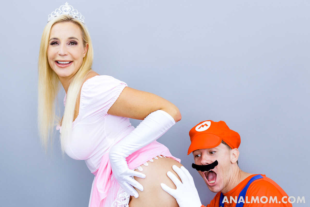 Super Mario Cums Inside Sophia West's Big Ass as She Gets Creampied by Her Dirty Mom - Sophia West, Rion King