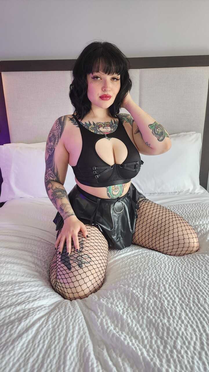 Lucy's Curve-Filled Adventure: A Day in the Life of a Bootylicious Bombshell - Lucy Chains