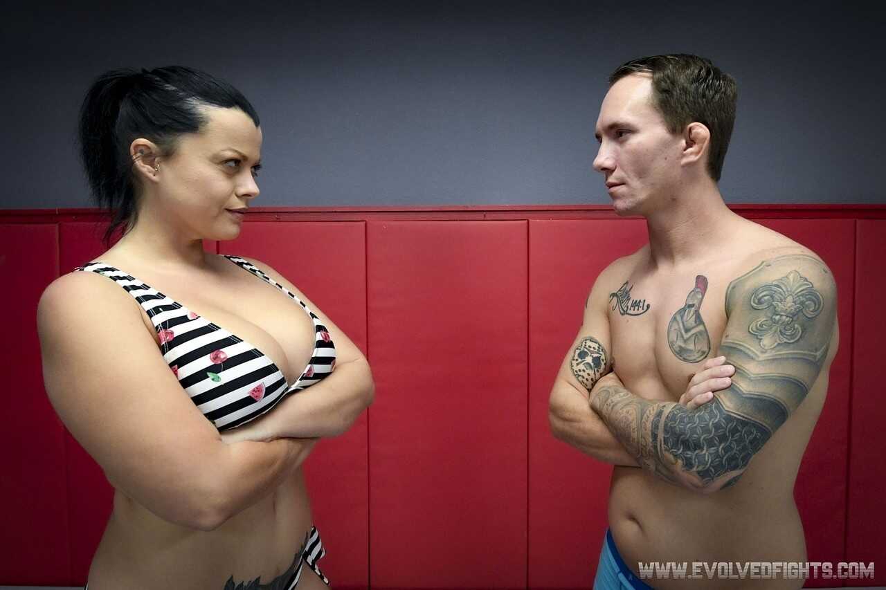 Evolved Fights: Jason Michaels Runs Into a Curvy Nadia White on the Beach