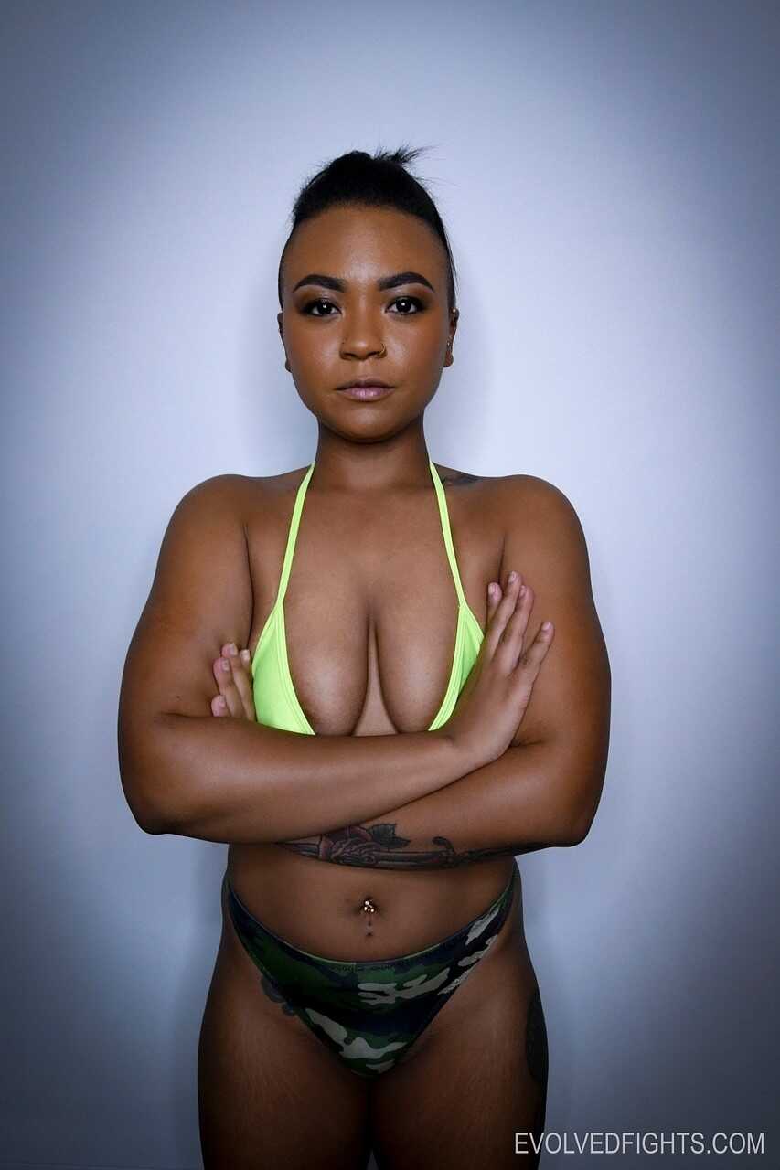 Avery Jane and Oliver Davis' Explosive Encounter in the Ebony Bikini Porn Battle - Avery Jane, Oliver Davis