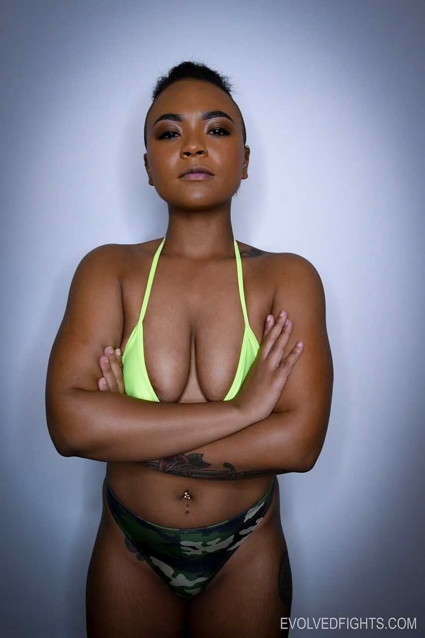 Avery Jane and Oliver Davis' Explosive Encounter in the Ebony Bikini Porn Battle - Avery Jane, Oliver Davis
