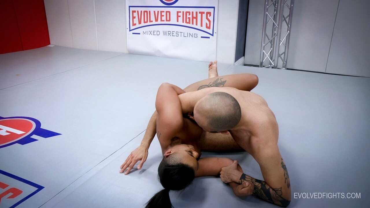 Avery Jane and Oliver Davis' Explosive Encounter in the Ebony Bikini Porn Battle - Avery Jane, Oliver Davis