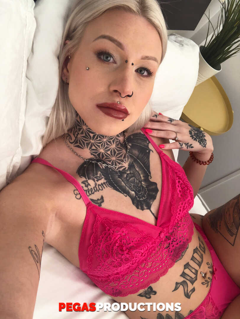 Stunning Inked Teen Princess 69 Sucks Nerdy Guy’s Dick!