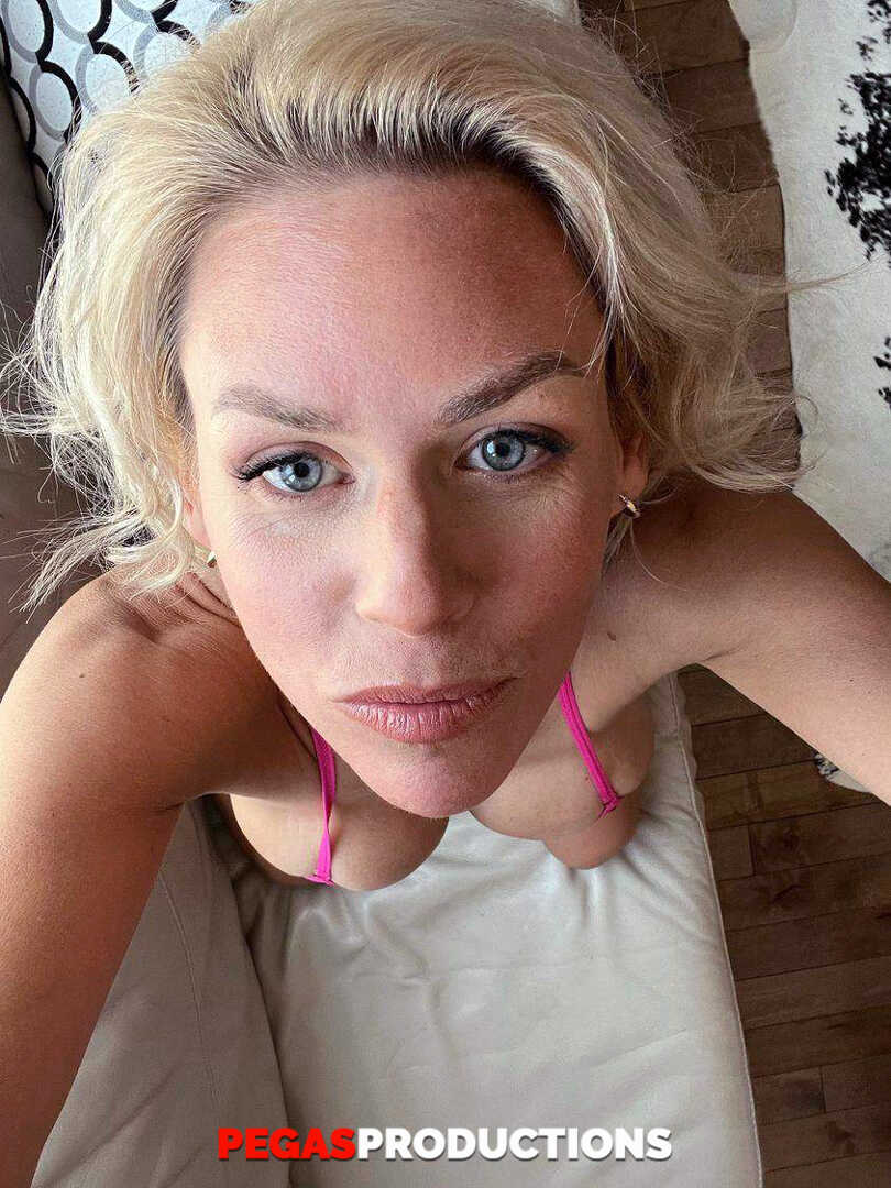 Blonde MILF Alyson Quee Shows Off Her Huge Boobs in the Bedroom With Jon Perignon - Alyson Queen, Jon Perignon