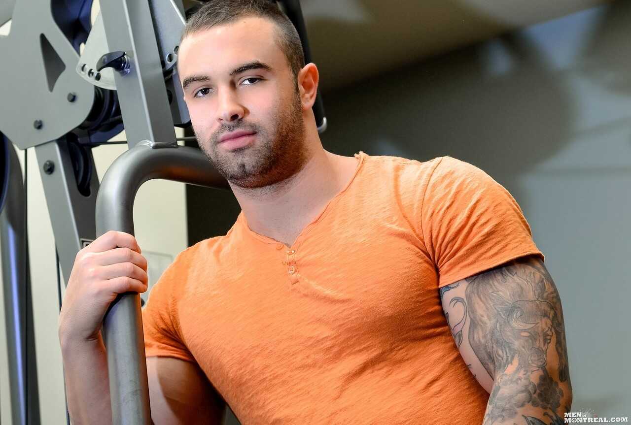 Big Muscles Meet Big Dick: Gay Bodybuilder Calvin Pierce Shows Off His Assets in the Shower - 