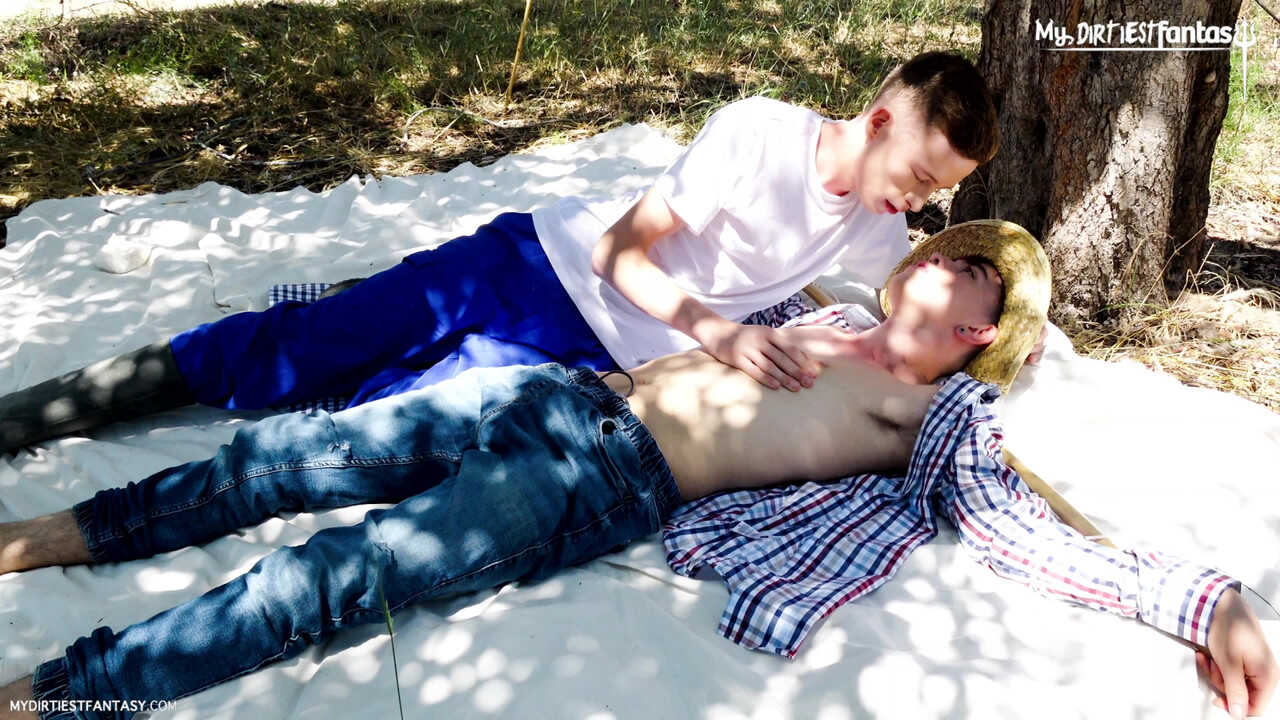 Naughty twink Craig Kennedy gets his dick jerked by kinky guy Sam Acevado - 